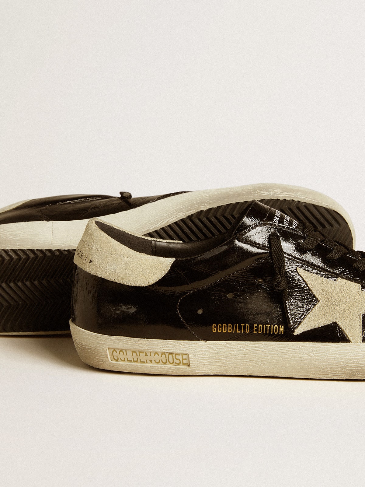 Golden Goose - Super-Star LTD in pelle verniciata nera con stella e talloncino in suede in 