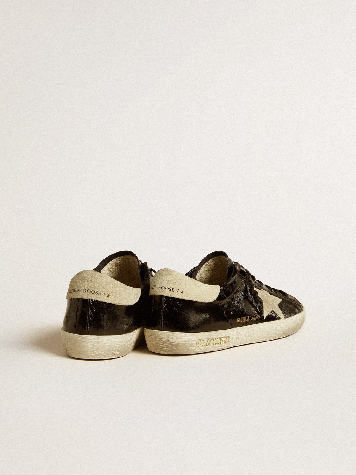 Golden Goose - Super-Star LTD in pelle verniciata nera con stella e talloncino in suede in 