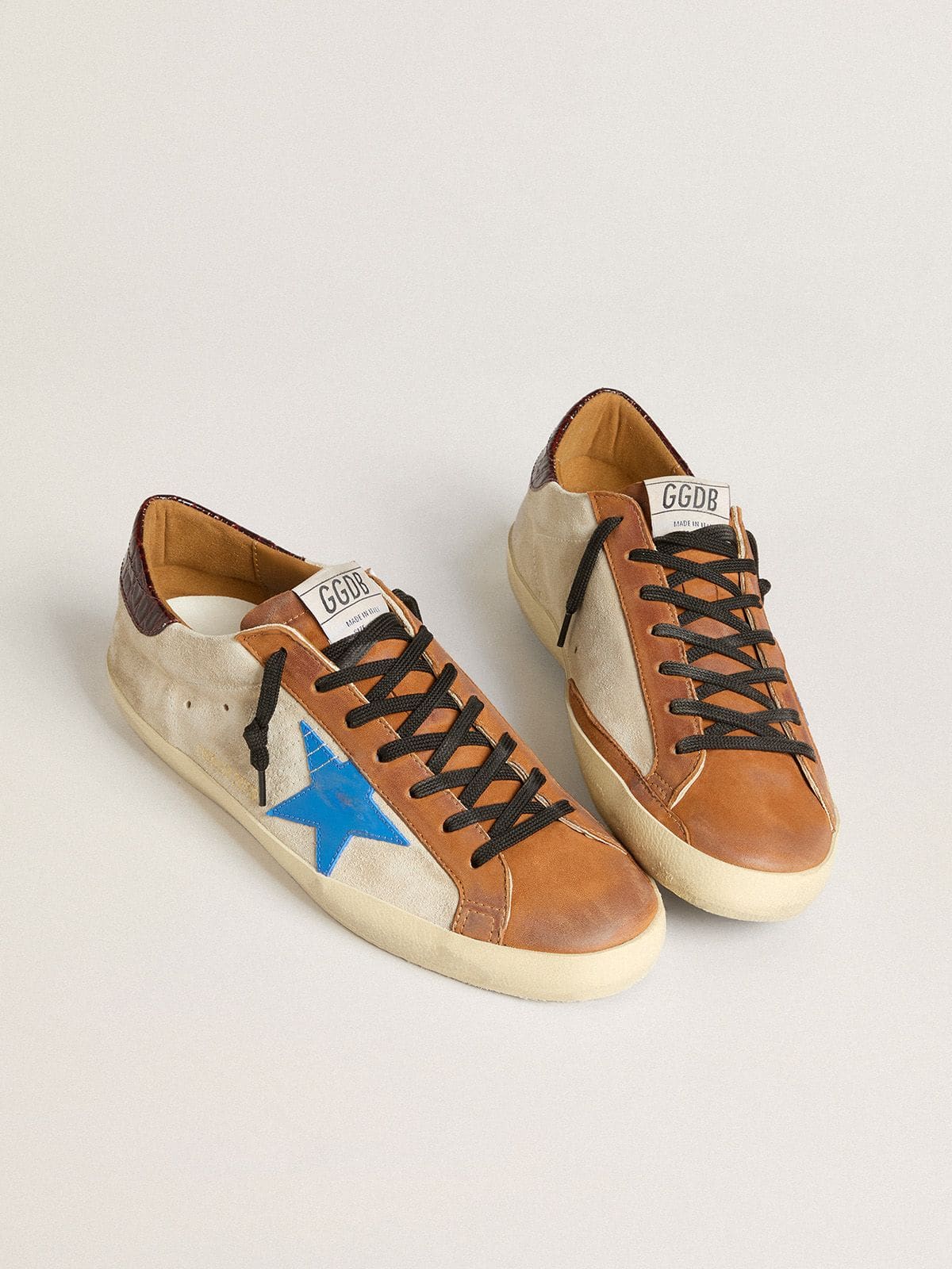 Super-Star LTD bege masculino com estrela azul e talão com estampa de crocodilo