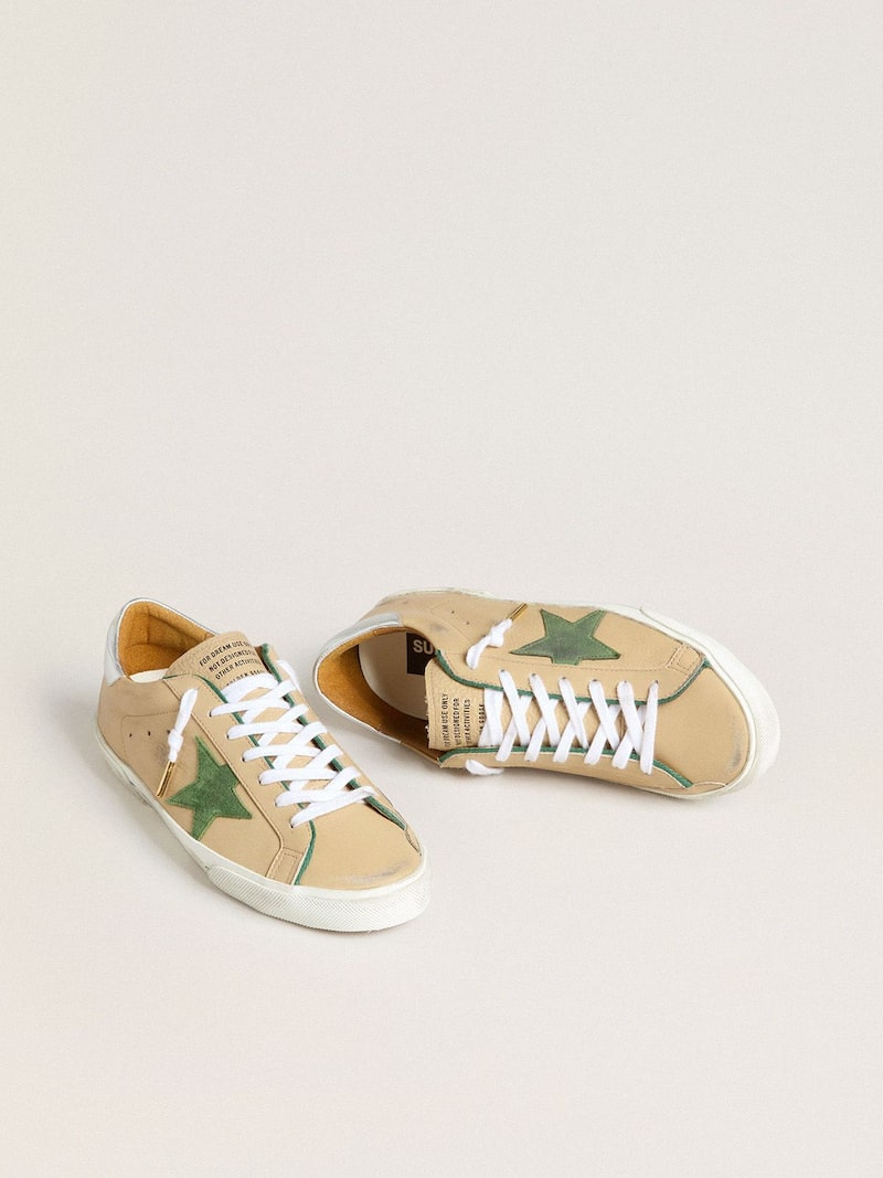 Golden Goose - Super-Star LTD de piel beige con estrella de ante verde y refuerzo del tal&oacute;n de piel laminada plateada in 