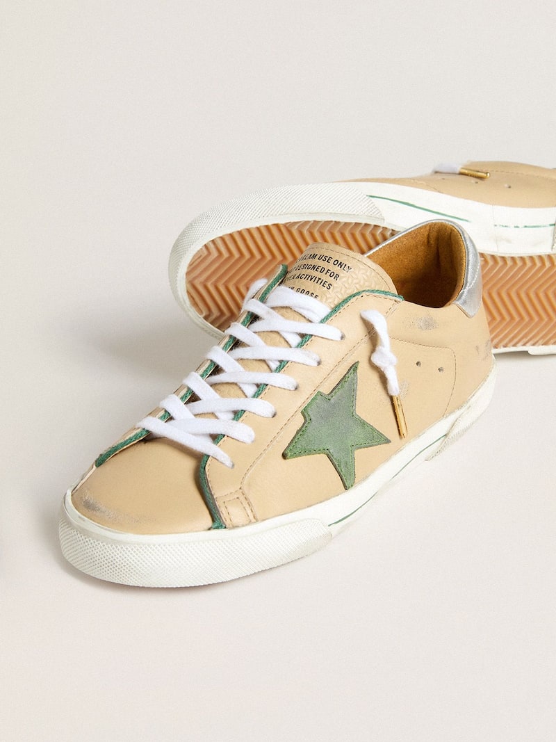 Golden Goose - Super-Star LTD de piel beige con estrella de ante verde y refuerzo del tal&oacute;n de piel laminada plateada in 