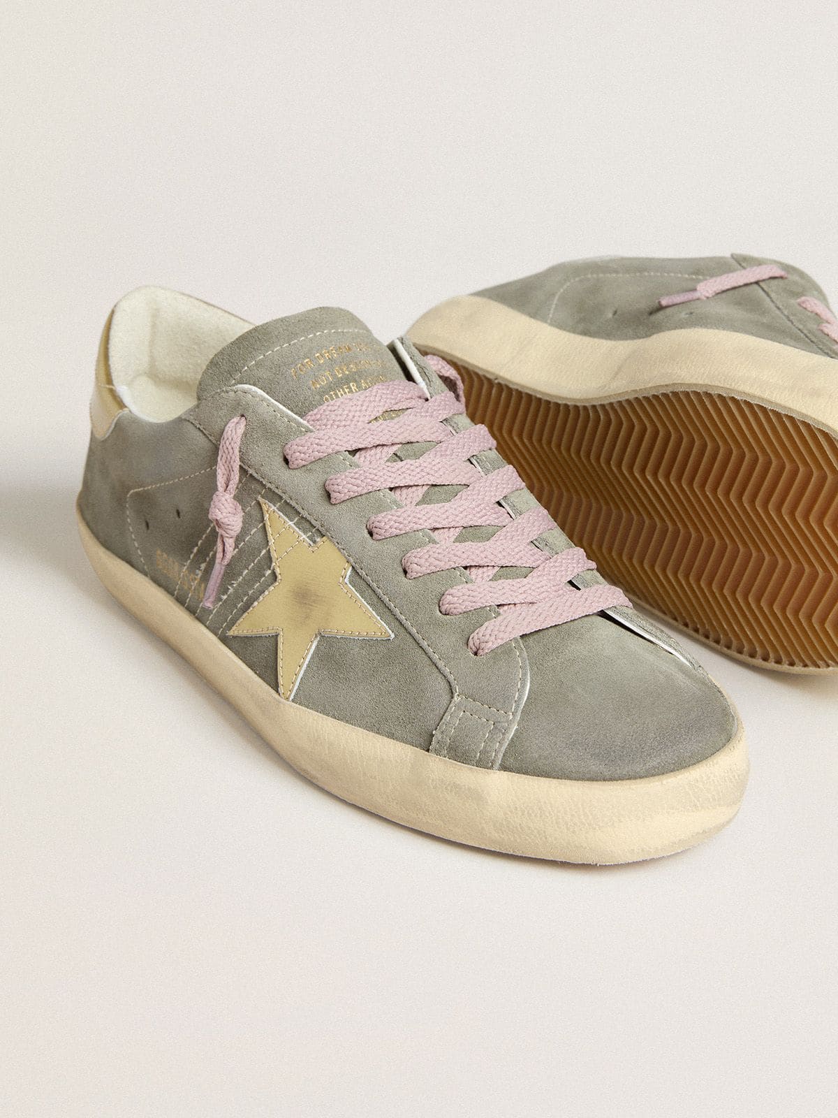 Golden Goose - Super-Star in suede grigio con stella e talloncino in pelle laminata oro  in 