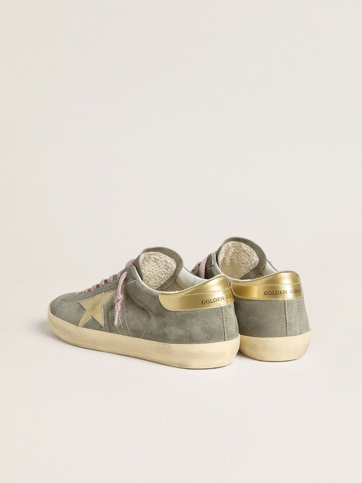 Golden Goose - Super-Star in suede grigio con stella e talloncino in pelle laminata oro  in 