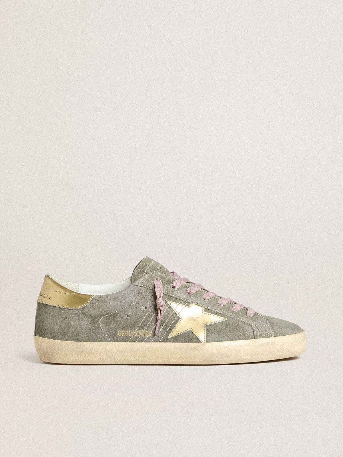 Golden Goose - Super-Star in suede grigio con stella e talloncino in pelle laminata oro  in 