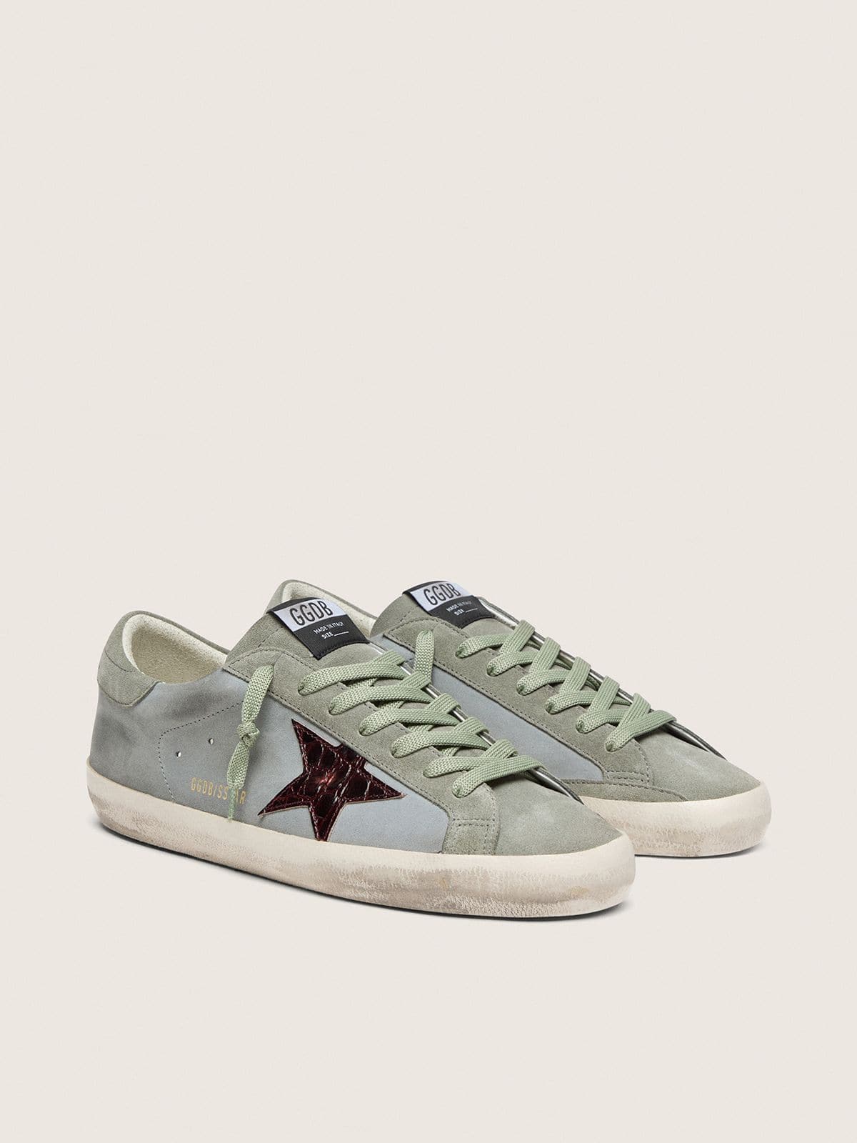 Golden Goose - Super-Star Herren aus hellblauem Leder mit bordeauxfarbenem Stern mit Krokoprint in 