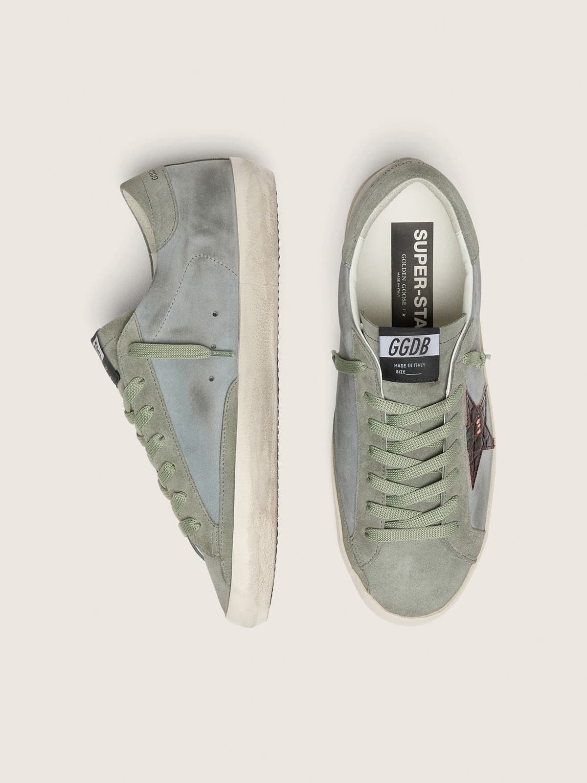Golden Goose - Super-Star Herren aus hellblauem Leder mit bordeauxfarbenem Stern mit Krokoprint in 