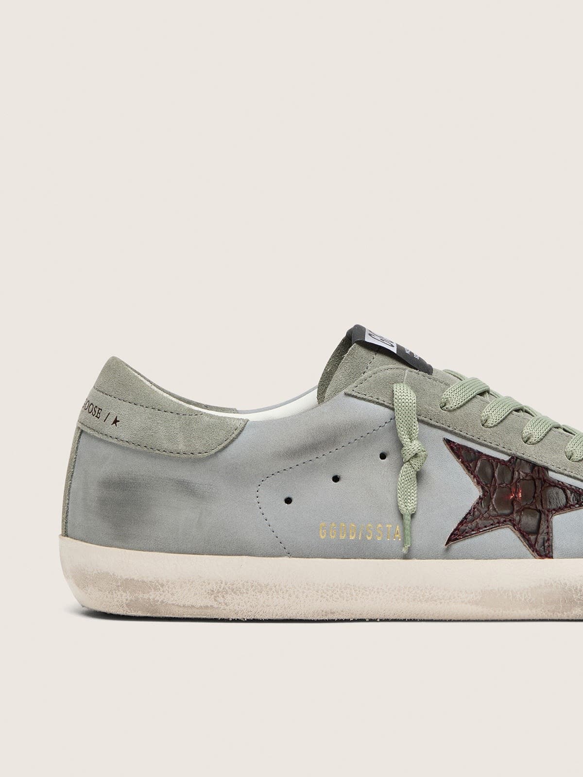 Golden Goose - Super-Star Herren aus hellblauem Leder mit bordeauxfarbenem Stern mit Krokoprint in 