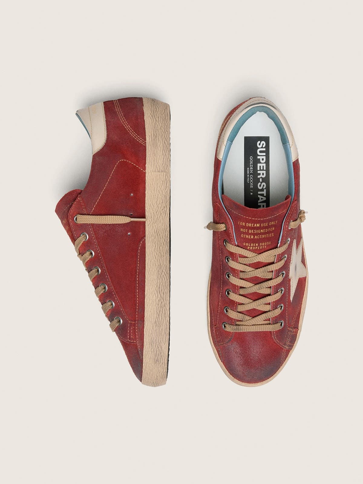 Super-Star de hombre de ante rojo con estrella de piel color crema