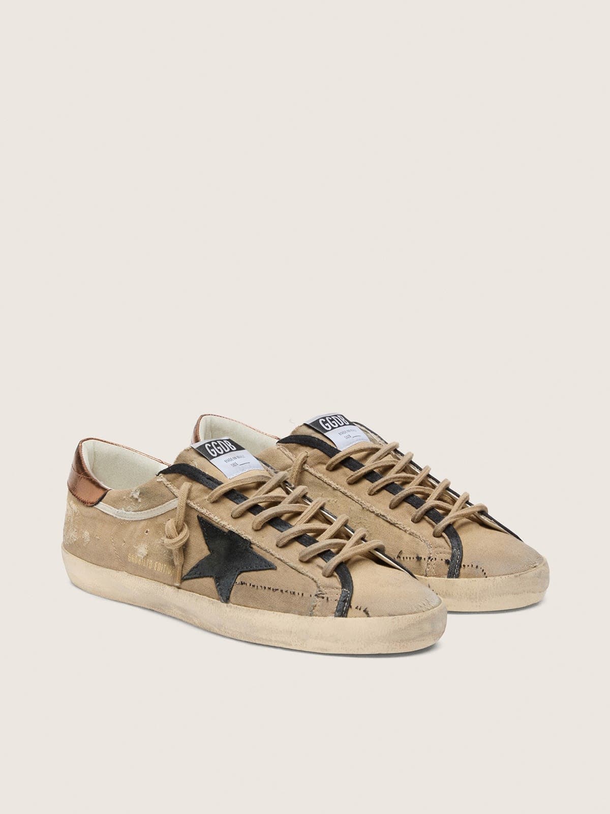 Golden Goose - Super-Star LTD Herren aus beigefarbenem Canvas mit schwarzem Lederstern in 