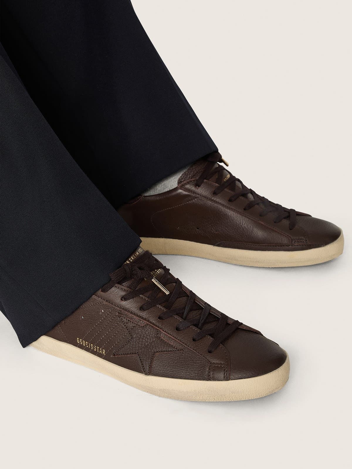 Super-Star pour homme en cuir marron fonc&eacute; avec &eacute;toile en cuir ton sur ton