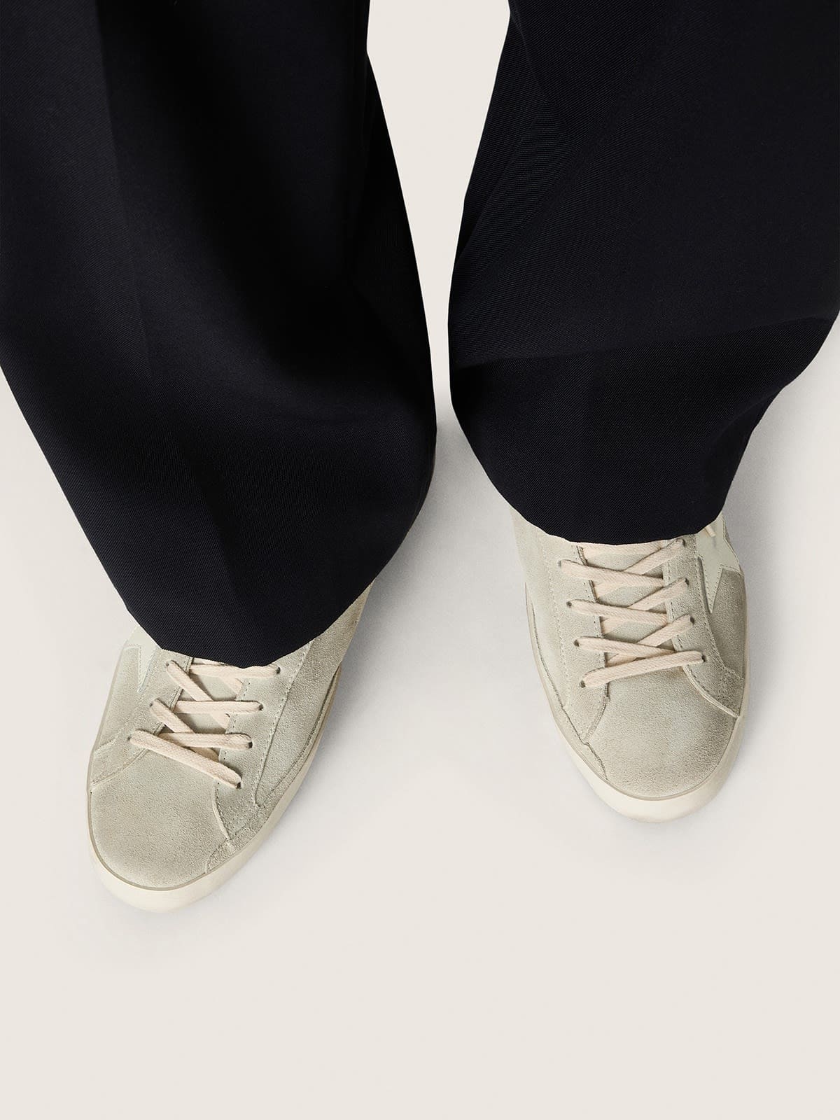 Super-Star homme en cuir velours gris clair avec &eacute;toile en cuir blanc
