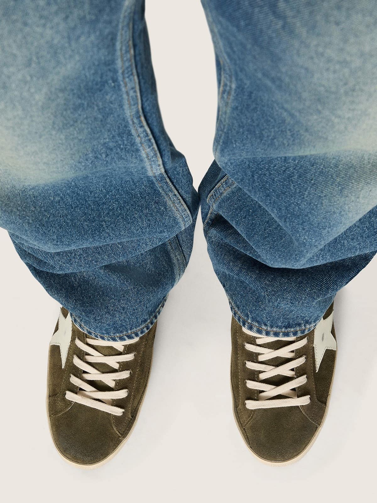 Super-Star homme en cuir velours vert olive avec &eacute;toile en cuir blanc
