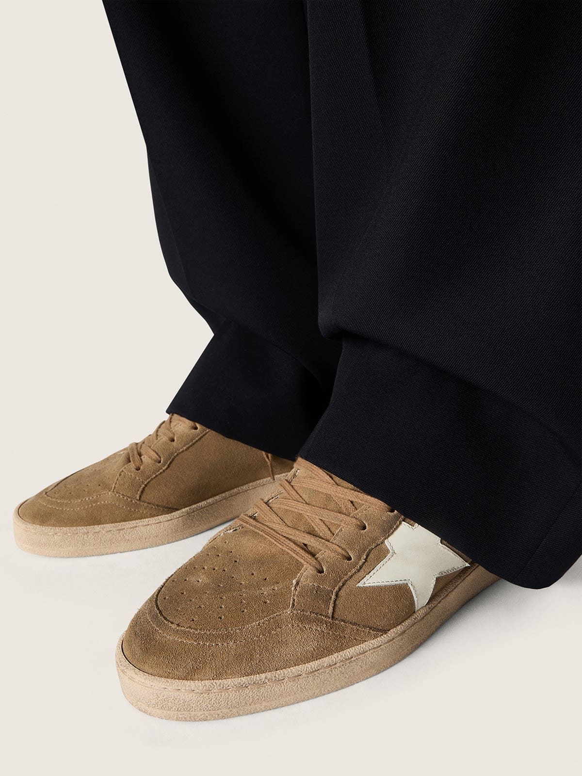 Golden Goose - Super-Star Herren aus tabakbraunem Rauleder mit wei&szlig;em Lederstern in 