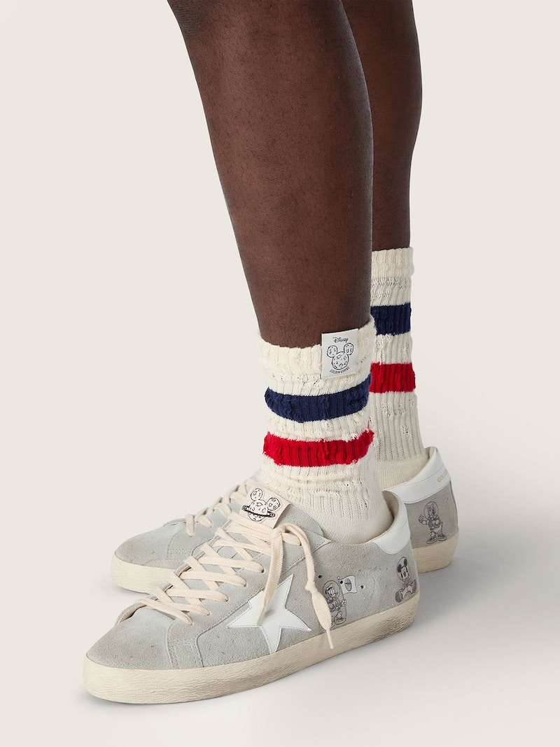 Golden Goose - Disney | Golden Goose Super-Star homme en cuir velours gris glace avec &eacute;toile blanche et dessins all over in 