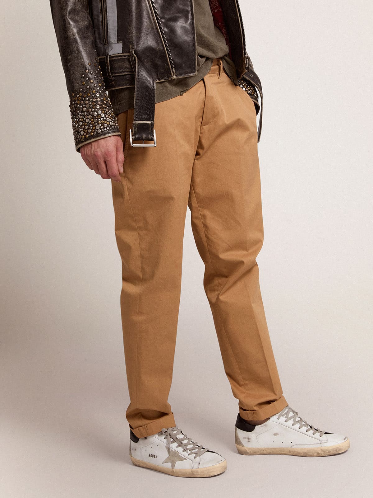 Golden Goose - Super-Star Uomo con talloncino nero e metal studs lettering in 