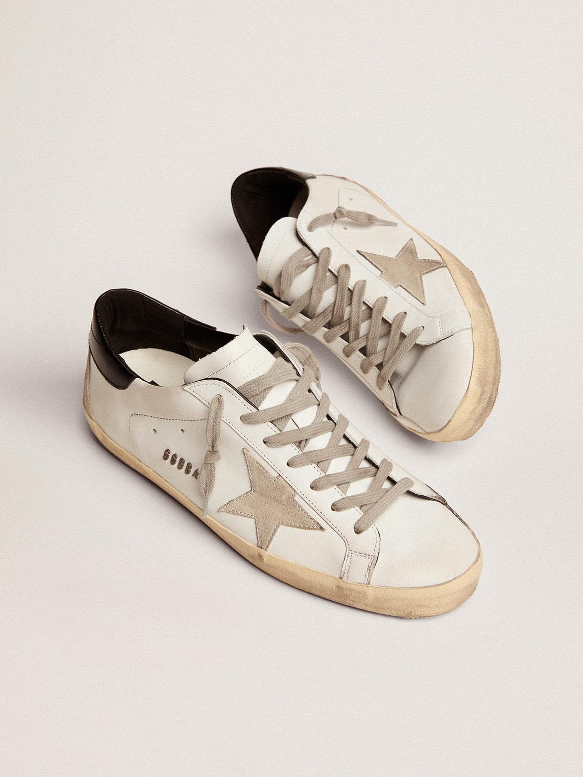 Golden Goose - Super-Star Uomo con talloncino nero e metal studs lettering in 