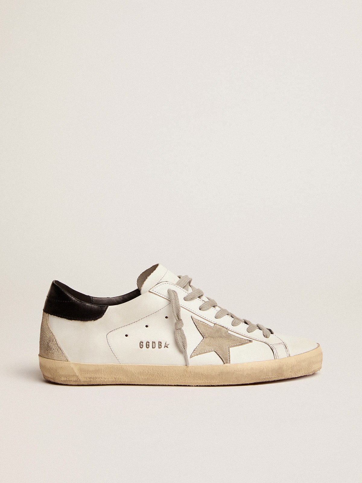 Golden Goose - Super-Star Uomo con talloncino nero e metal studs lettering in 