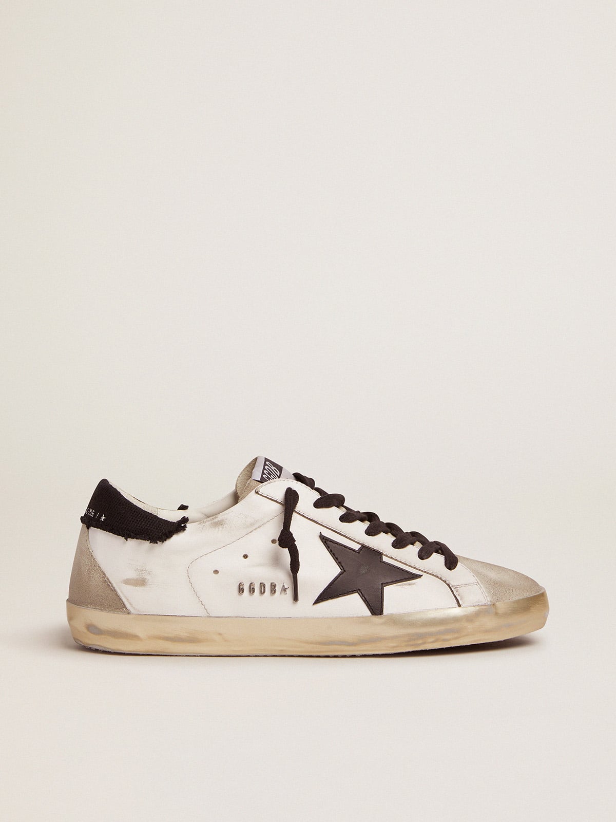 Golden Goose - Super-Star in pelle bianca e talloncino in canvas nero distressed in 