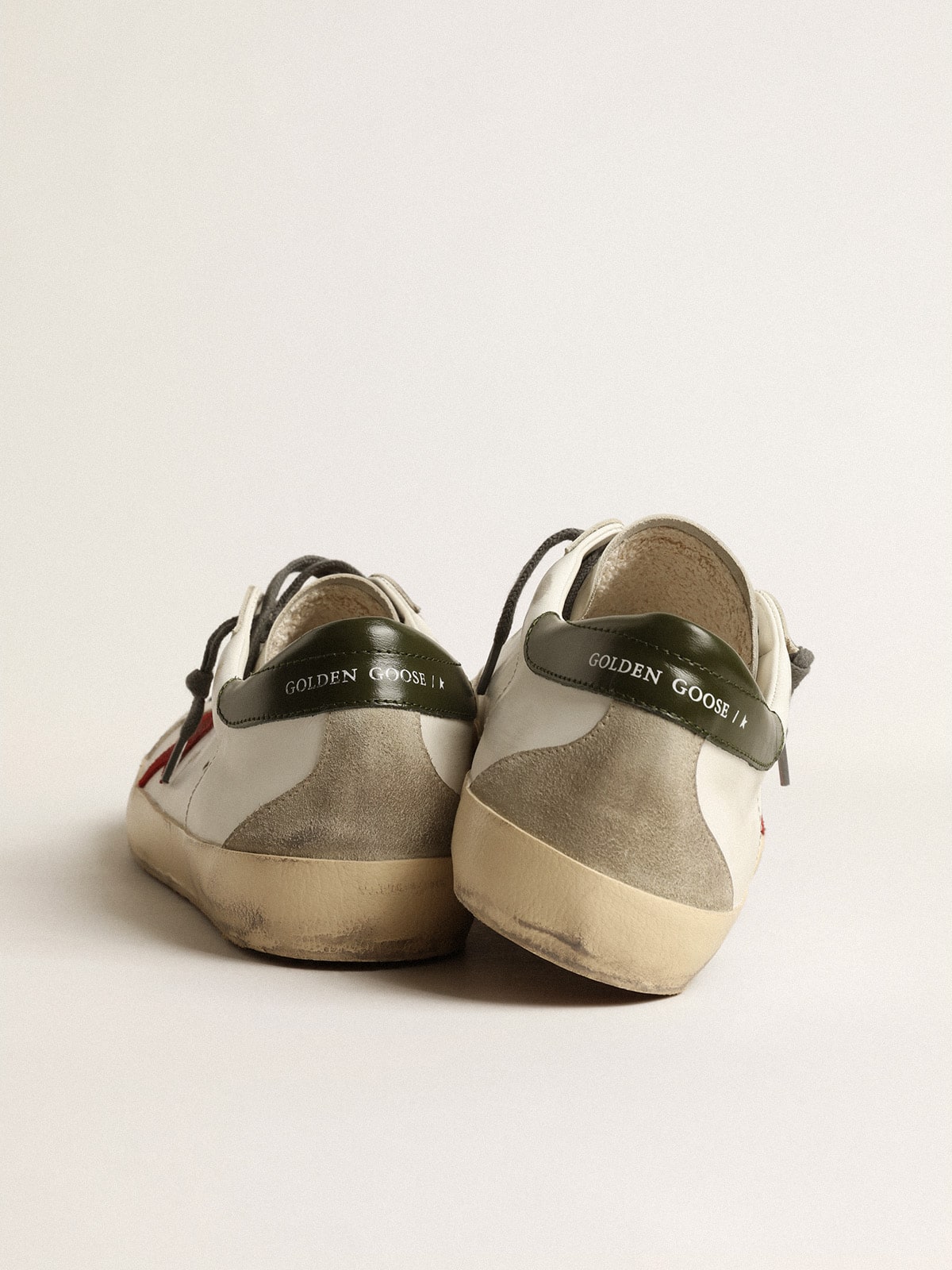 Golden Goose - Super-Star Uomo con stella in suede rosso e talloncino in pelle verde in 