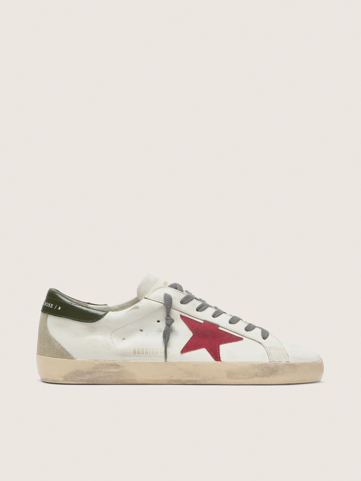 Super-Star avec étoile en daim rouge et contrefort en cuir vert — Golden Goose