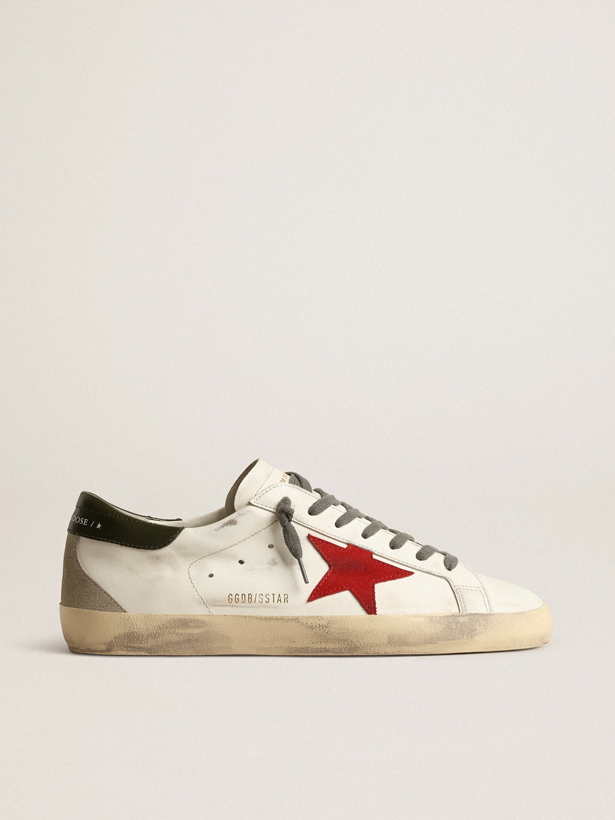 Golden Goose - Super-Star Uomo con stella in suede rosso e talloncino in pelle verde in 