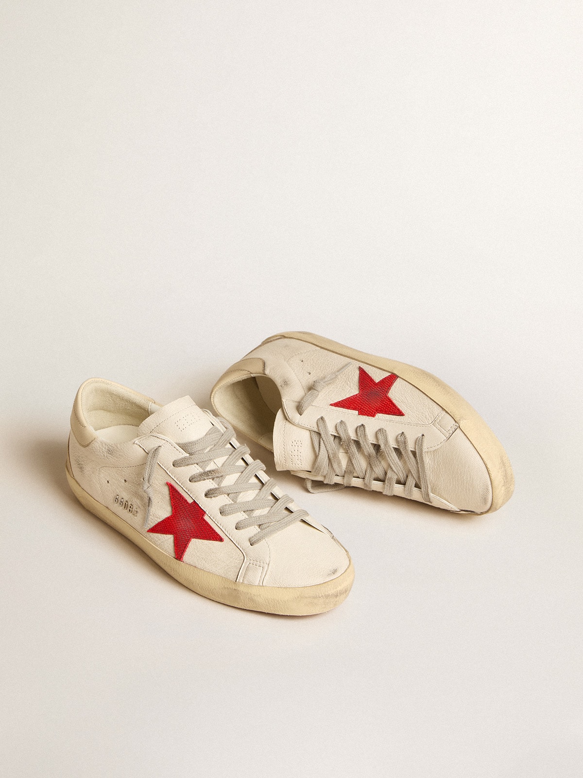 Super Star in nappa con stella rossa e talloncino in pelle crema Golden Goose