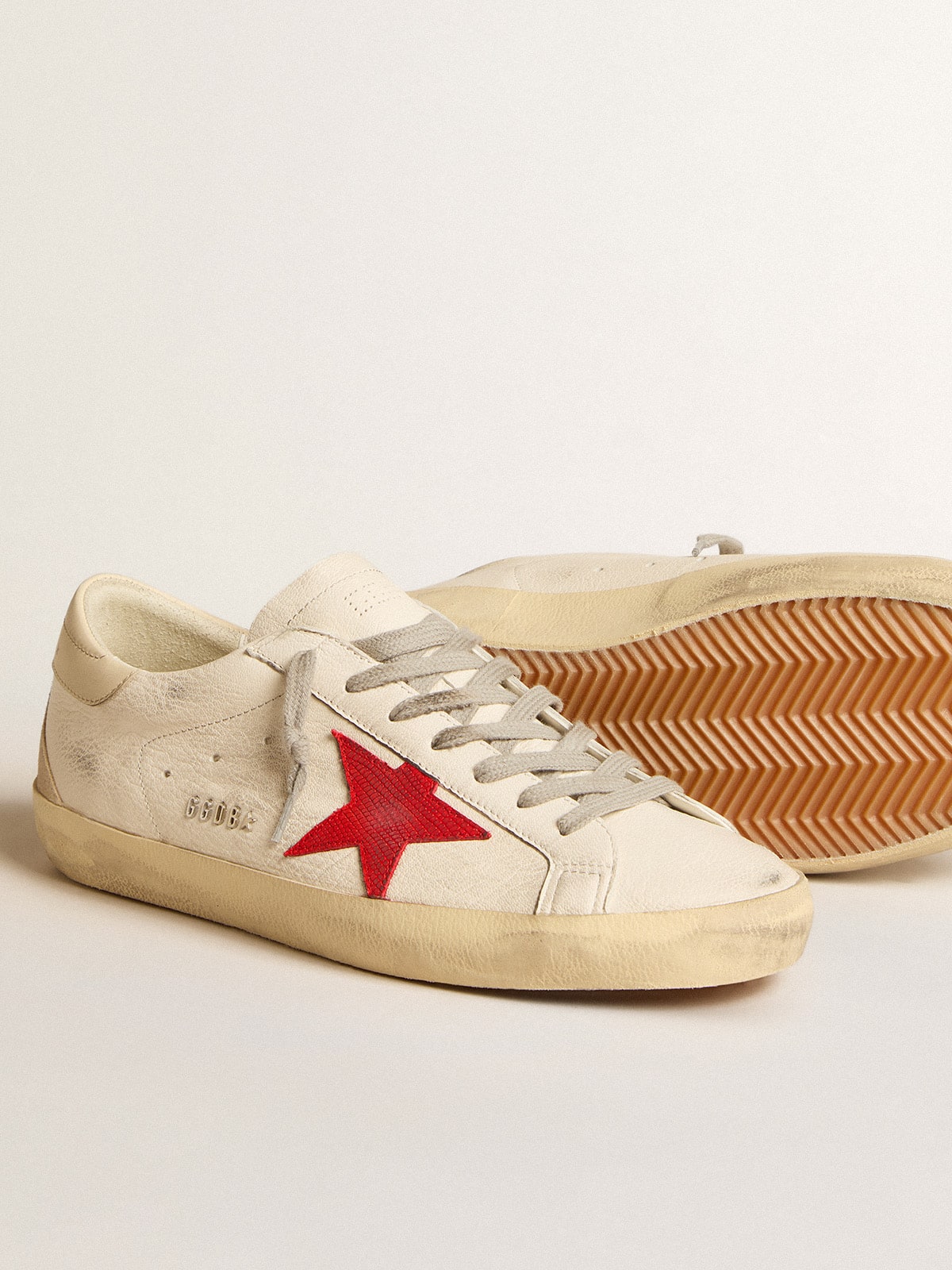 Golden Goose - Super-Star en nappa avec étoile rouge et contrefort en cuir crème in 