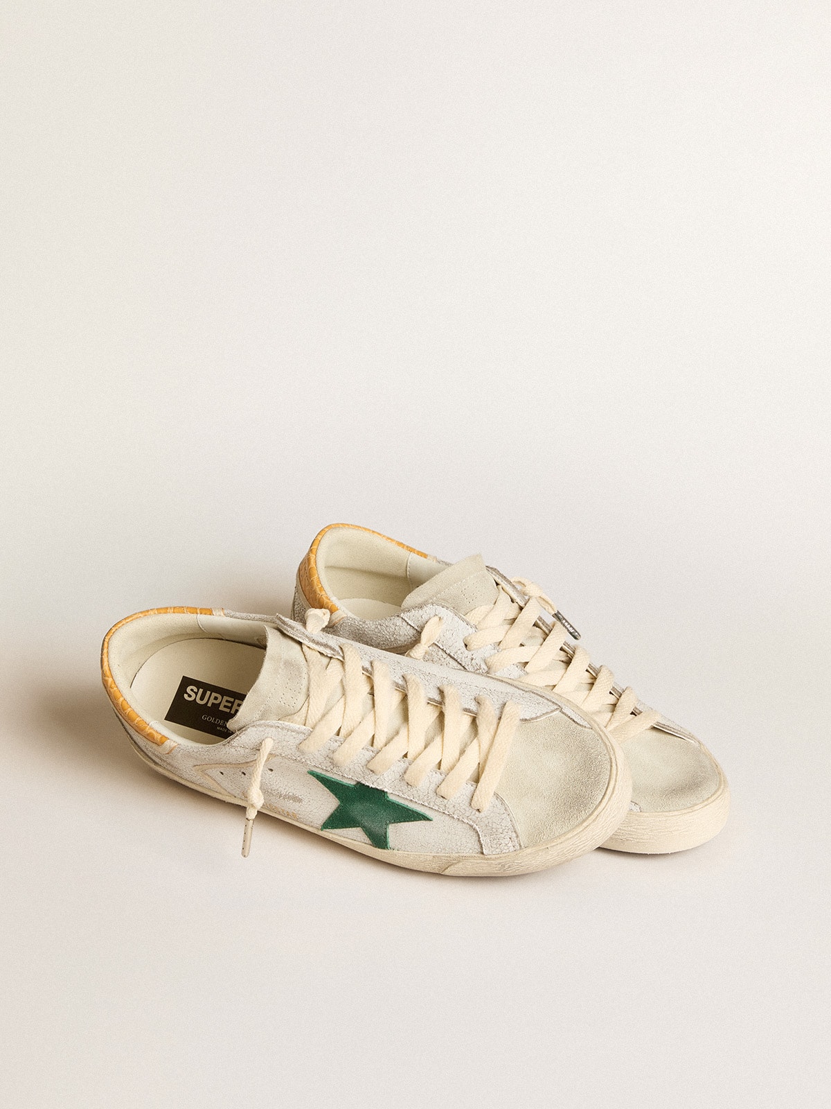 Golden Goose - Super-Star de hombre con estrella de ante verde y refuerzo del talón de piel de cocodrilo amarillo in 