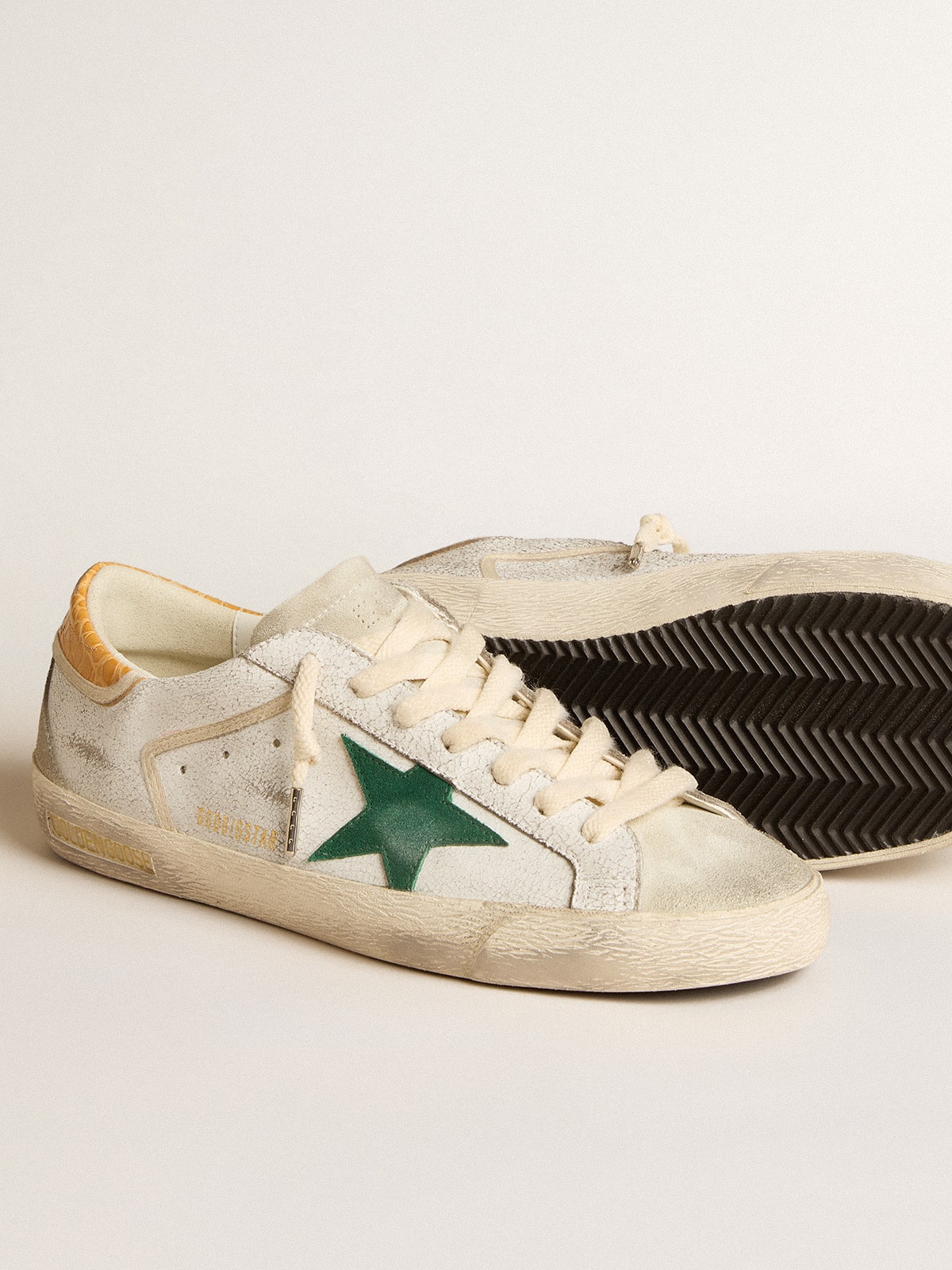 Golden Goose - Super-Star con stella in suede verde e talloncino in pelle cocco gialla in 