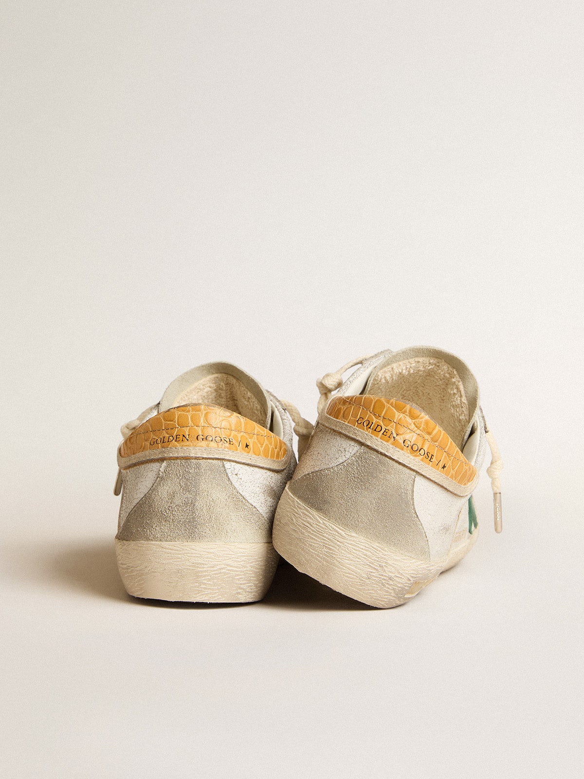 Golden Goose - Super-Star con stella in suede verde e talloncino in pelle cocco gialla in 