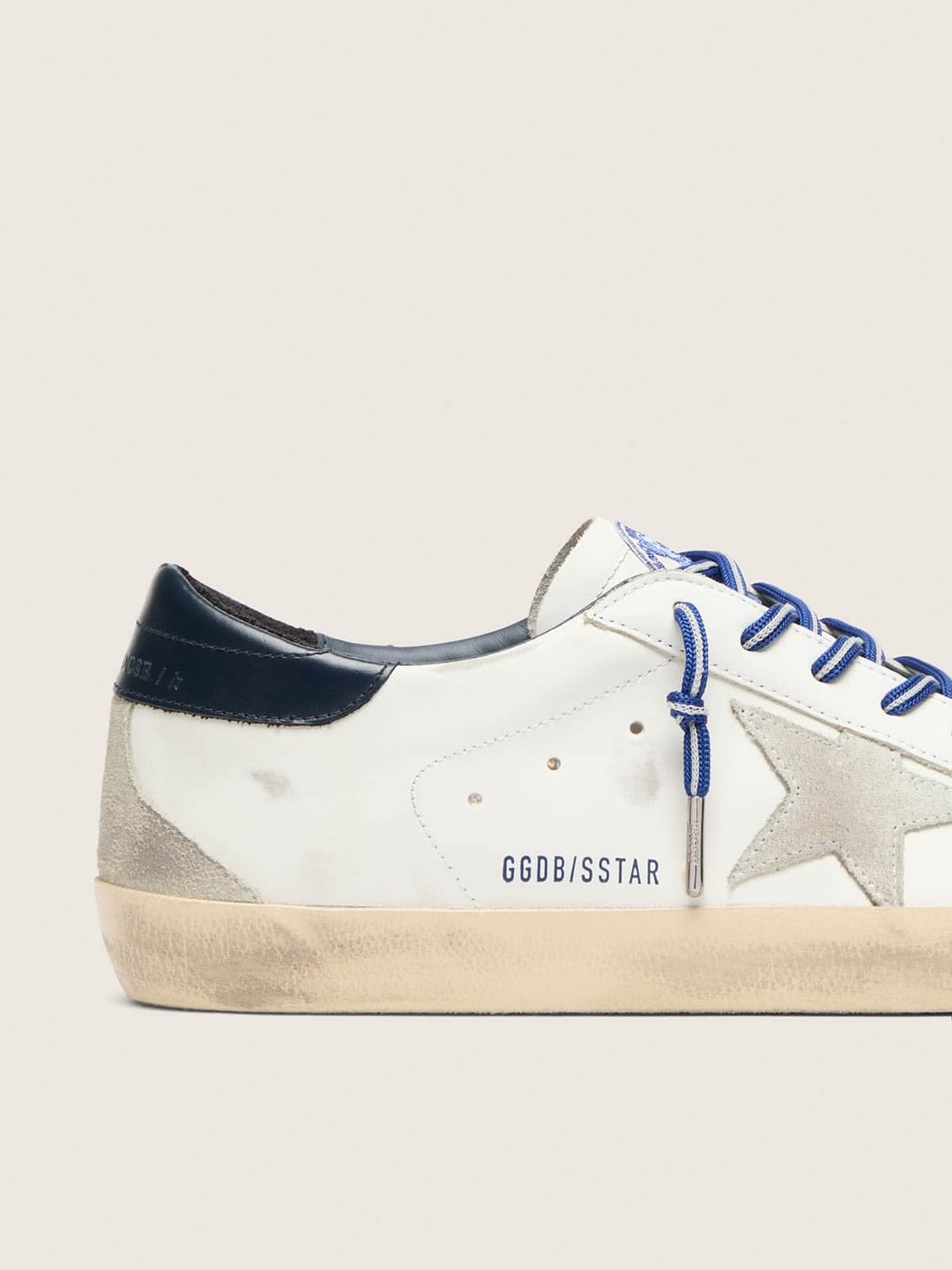 Golden Goose - Super-Star LTD Herren im Tennisstil aus wei&szlig;em Leder mit Suedestern und blauem Leder an der Ferse in 