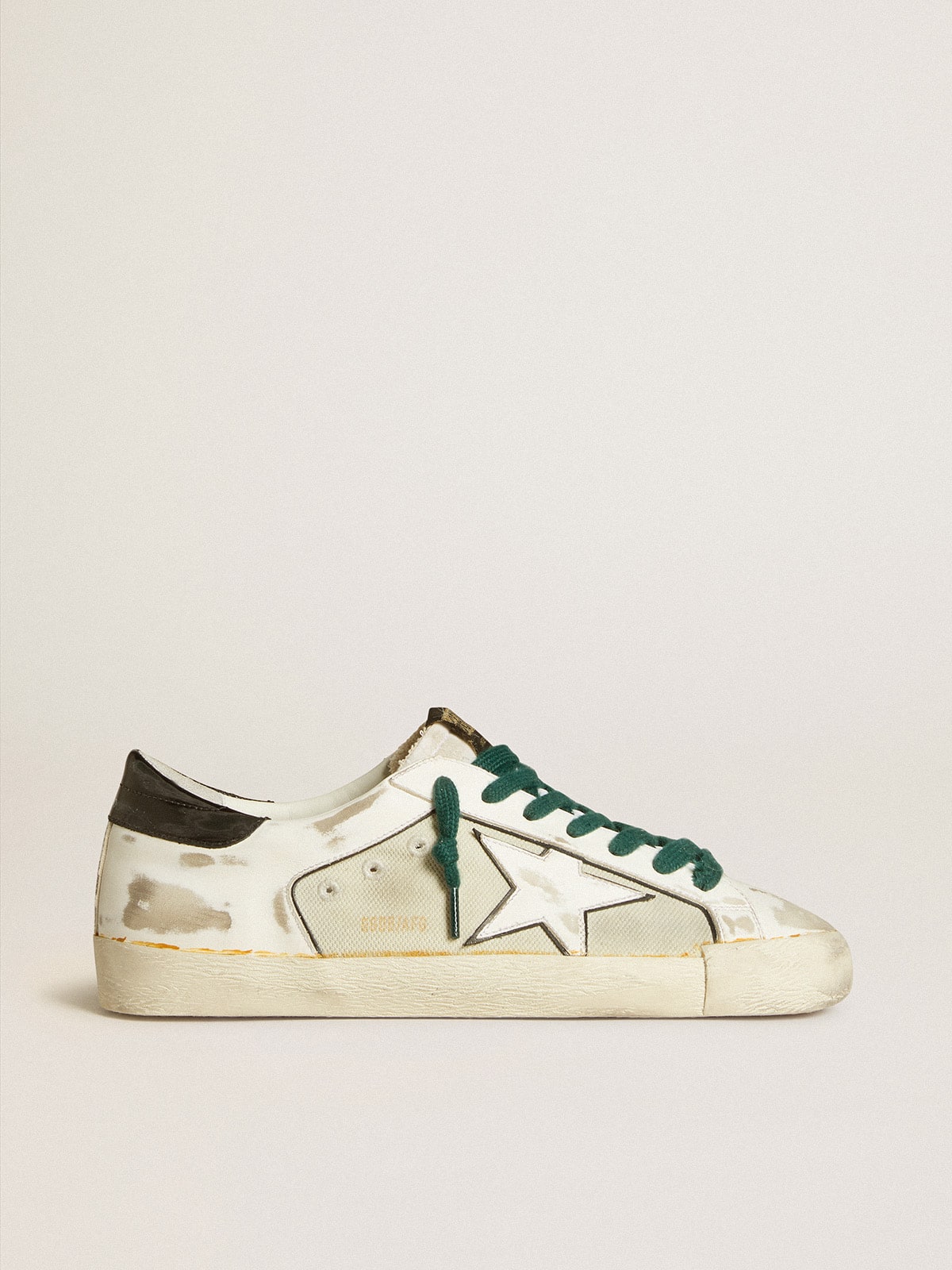 Golden Goose - Super-Star LAB Herren aus weißem Leder mit weißem Stern und schwarzer Fersenpartie in 