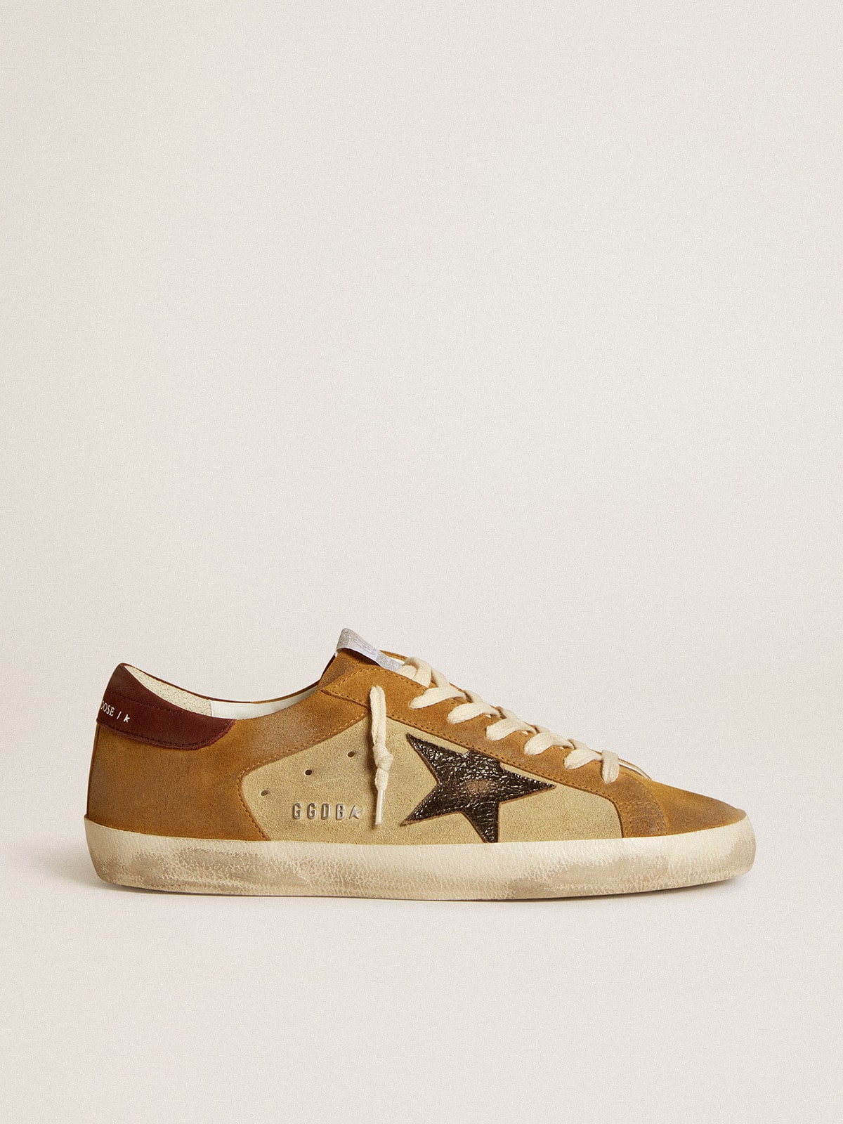 Golden Goose - Super-Star aus beigefarbenem und karamellbraunem Rauleder mit Stern aus Craquelé-Leder in 