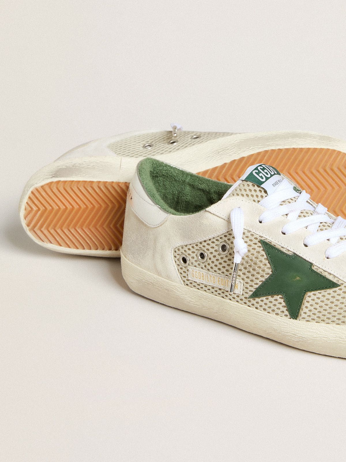 Golden Goose - Super-Star LTD de hombre de ante y malla blanca con estrella de piel verde y refuerzo del talón plateado in 