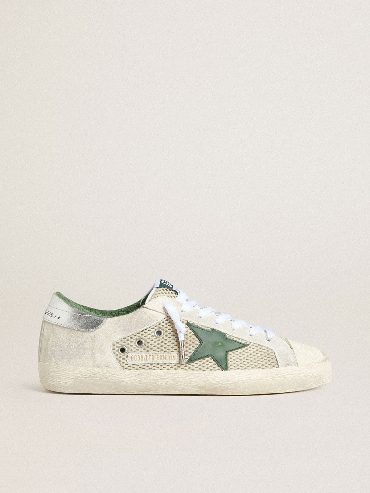 Golden Goose - Super-Star LTD de hombre de ante y malla blanca con estrella de piel verde y refuerzo del talón plateado in 