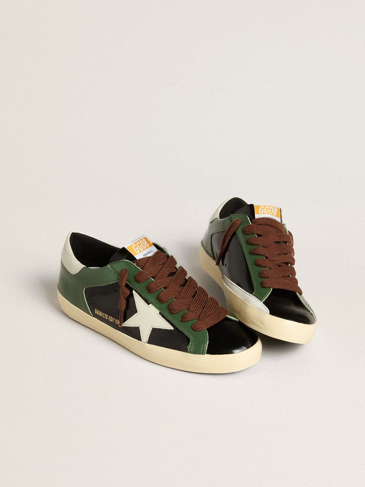 Golden Goose - Super-Star LTD de hombre de piel laminada negra con estrella y refuerzo del talón de piel blanca in 