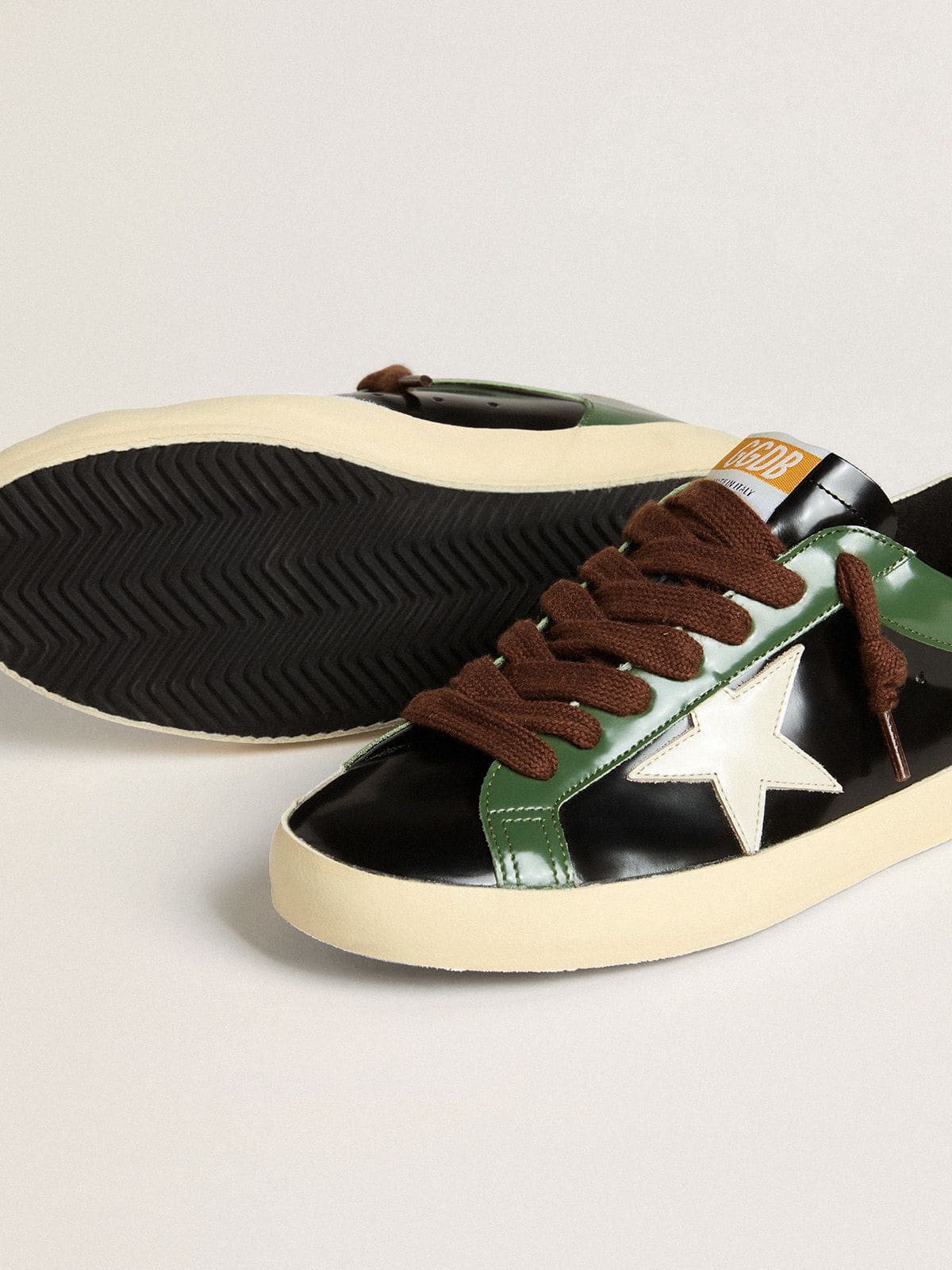 Golden Goose - Super-Star LTD de hombre de piel laminada negra con estrella y refuerzo del talón de piel blanca in 