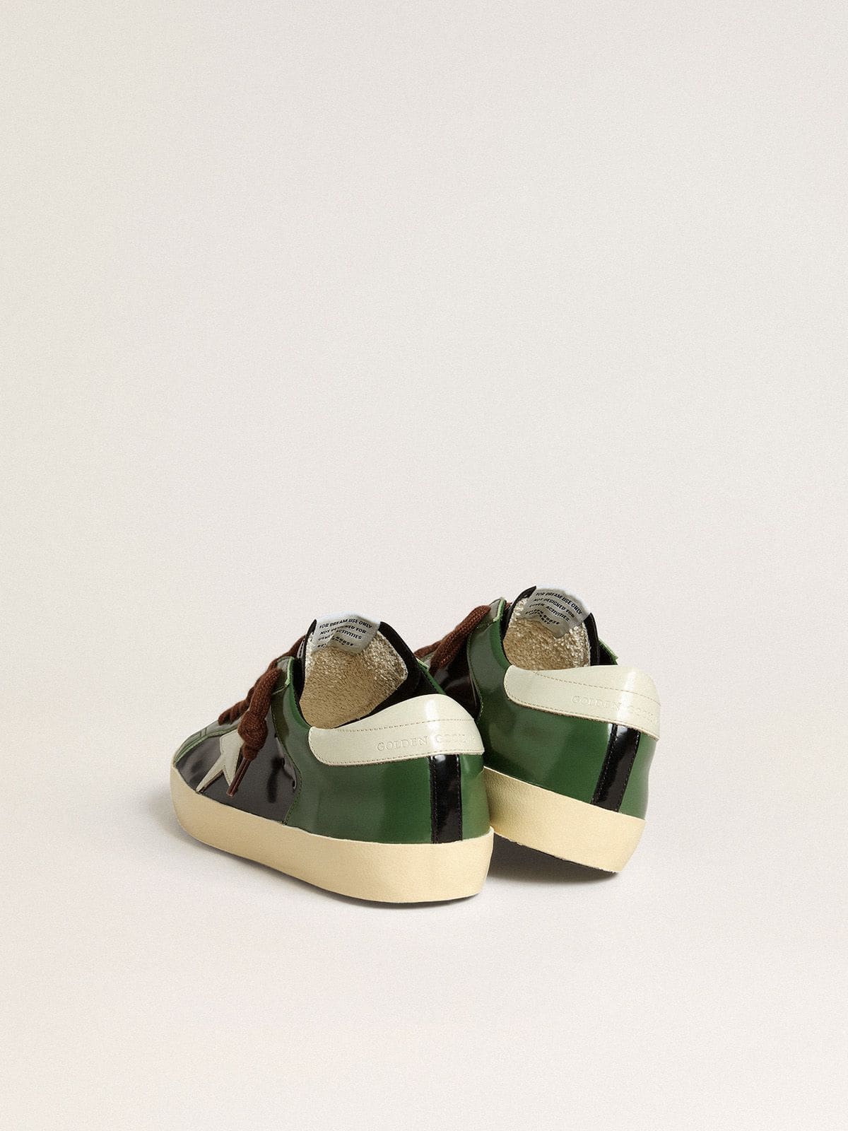 Golden Goose - Super-Star LTD de hombre de piel laminada negra con estrella y refuerzo del talón de piel blanca in 