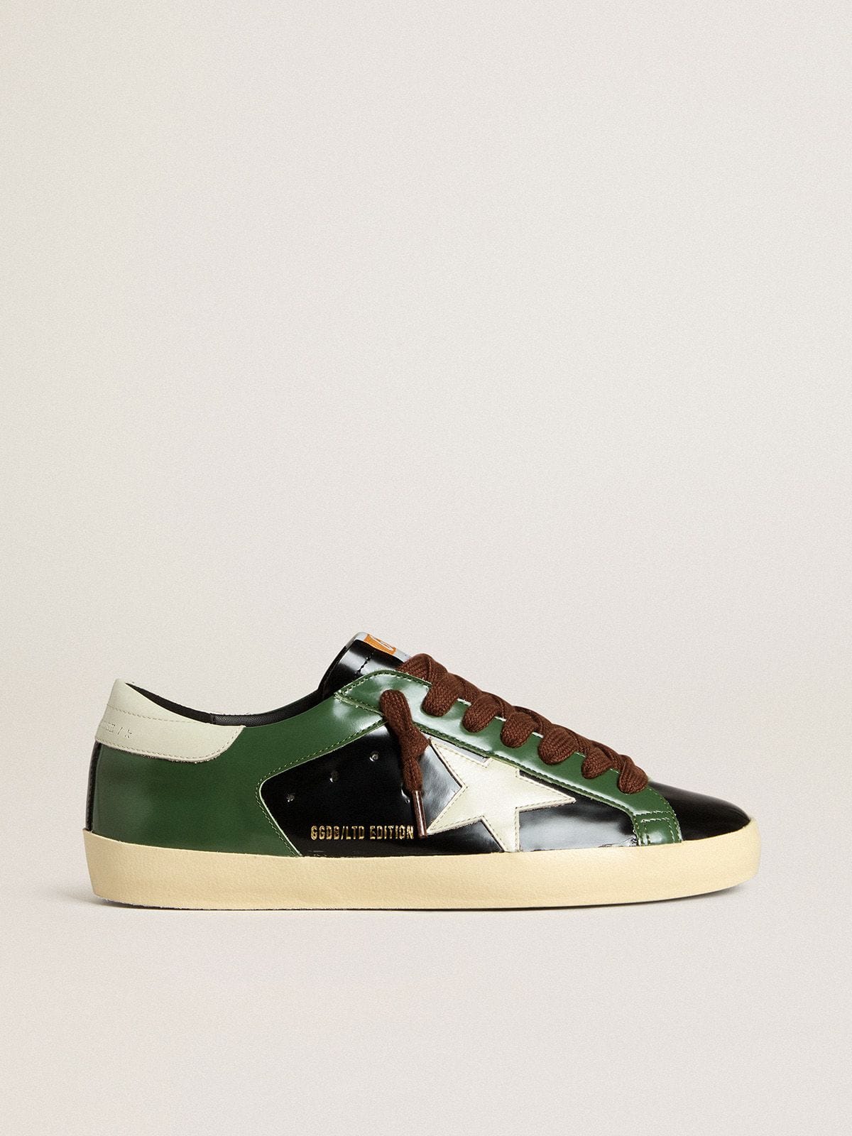 Golden Goose - Super-Star LTD de hombre de piel laminada negra con estrella y refuerzo del talón de piel blanca in 