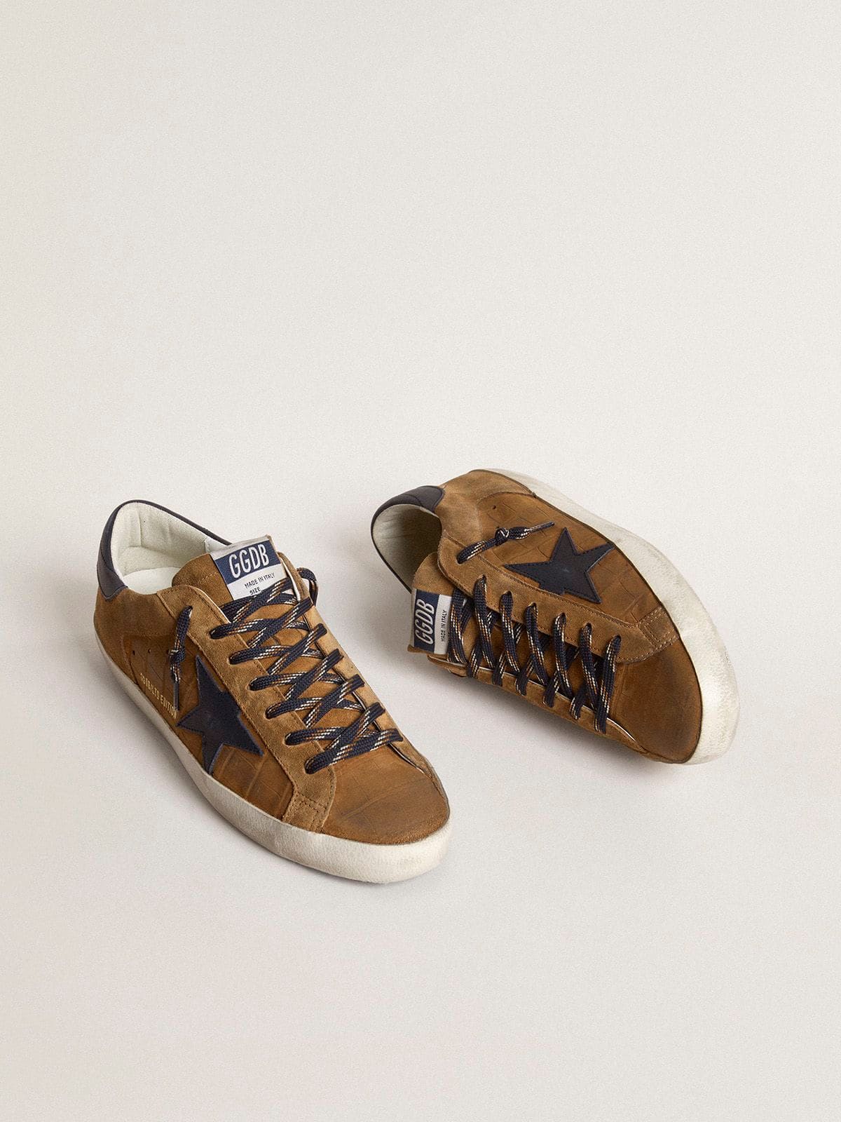 Golden Goose - Super-Star LTD pour homme en cuir croco tabac avec étoile et contrefort en cuir bleu nuit in 