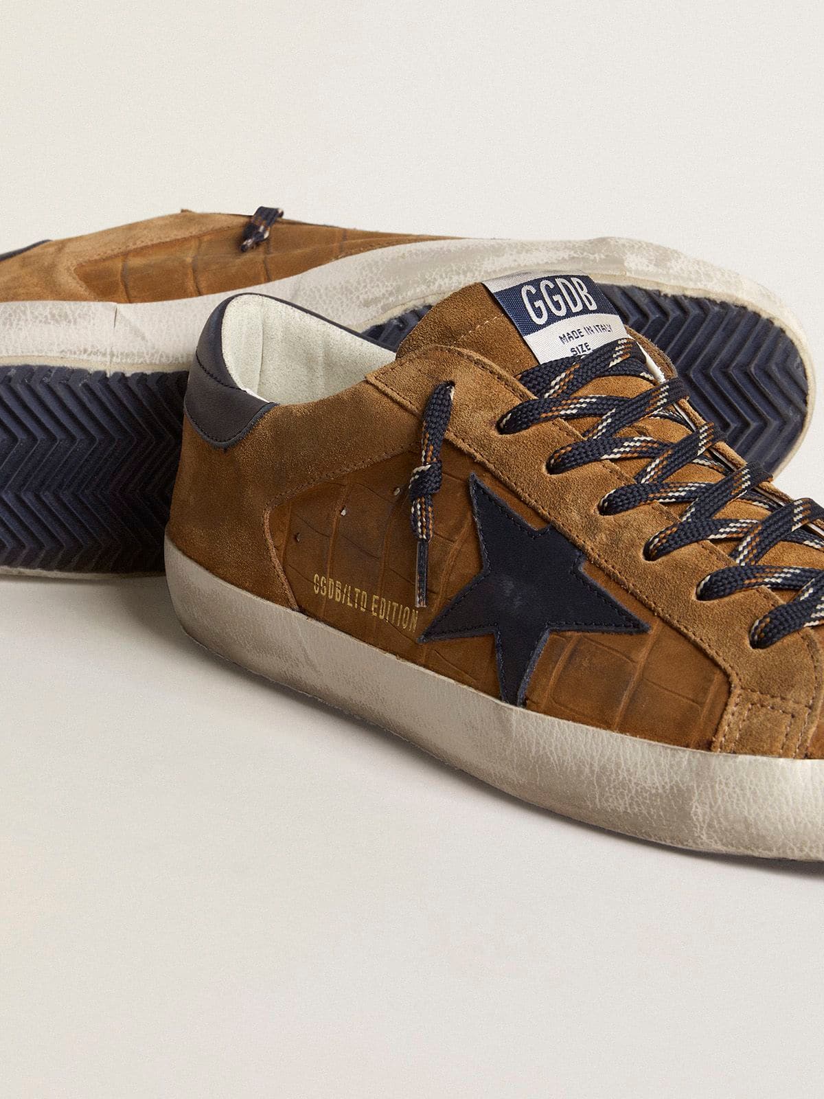 Golden Goose - Super-Star LTD pour homme en cuir croco tabac avec étoile et contrefort en cuir bleu nuit in 