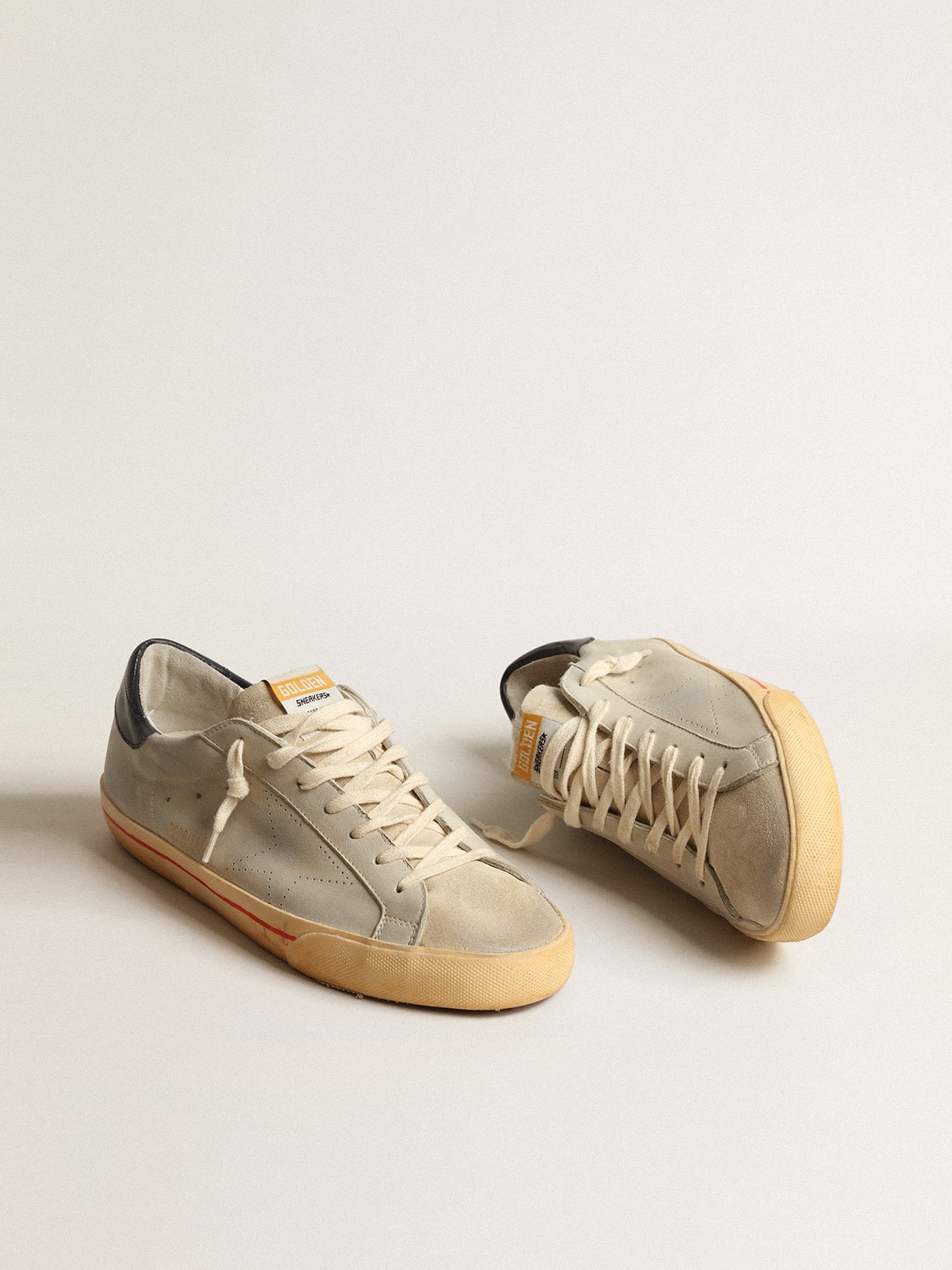 Golden Goose - Super-Star de nobuk gris con estrella perforada y refuerzo del talón azul in 