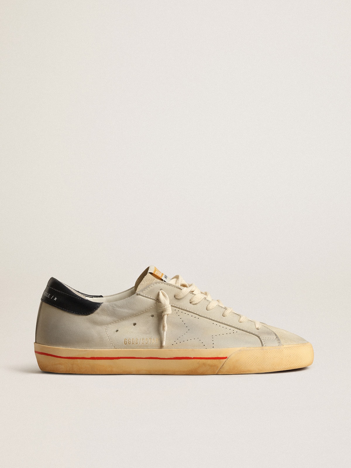 Golden Goose - Super-Star de nobuk gris con estrella perforada y refuerzo del talón azul in 