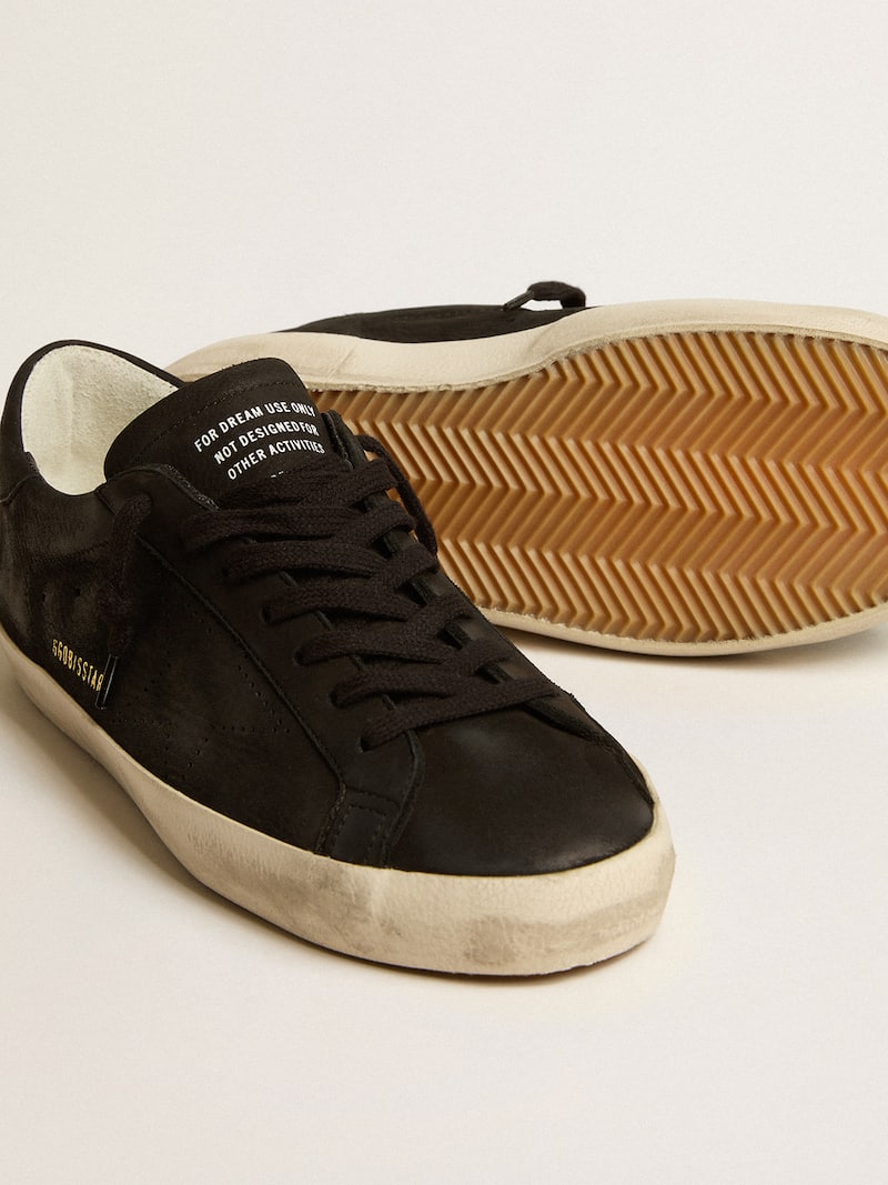 Golden Goose - Super-Star de nobuk negro con estrella perforada y refuerzo del tal&oacute;n de nobuk negro in 