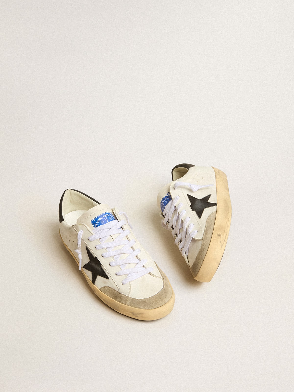 Golden Goose - Super-Star de Hombre bio-based blancas con estrella negra y refuerzo del talón negro in 