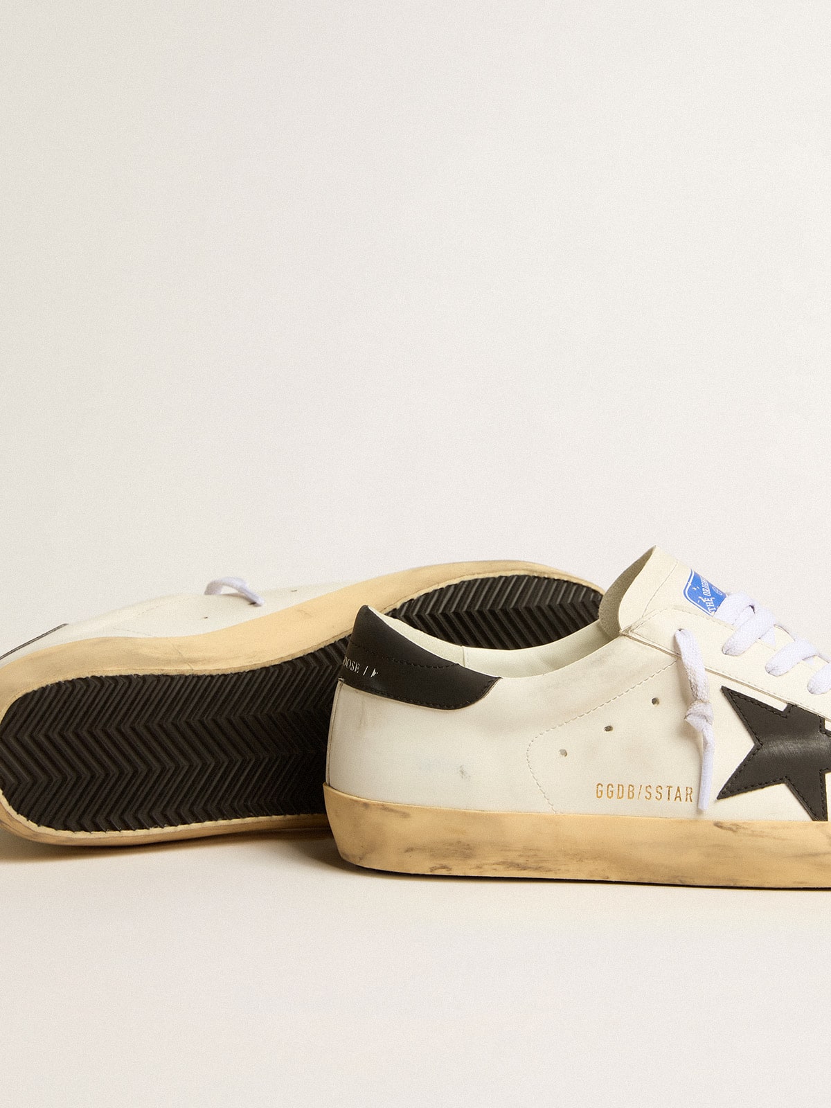Golden Goose - Super-Star de Hombre bio-based blancas con estrella negra y refuerzo del talón negro in 