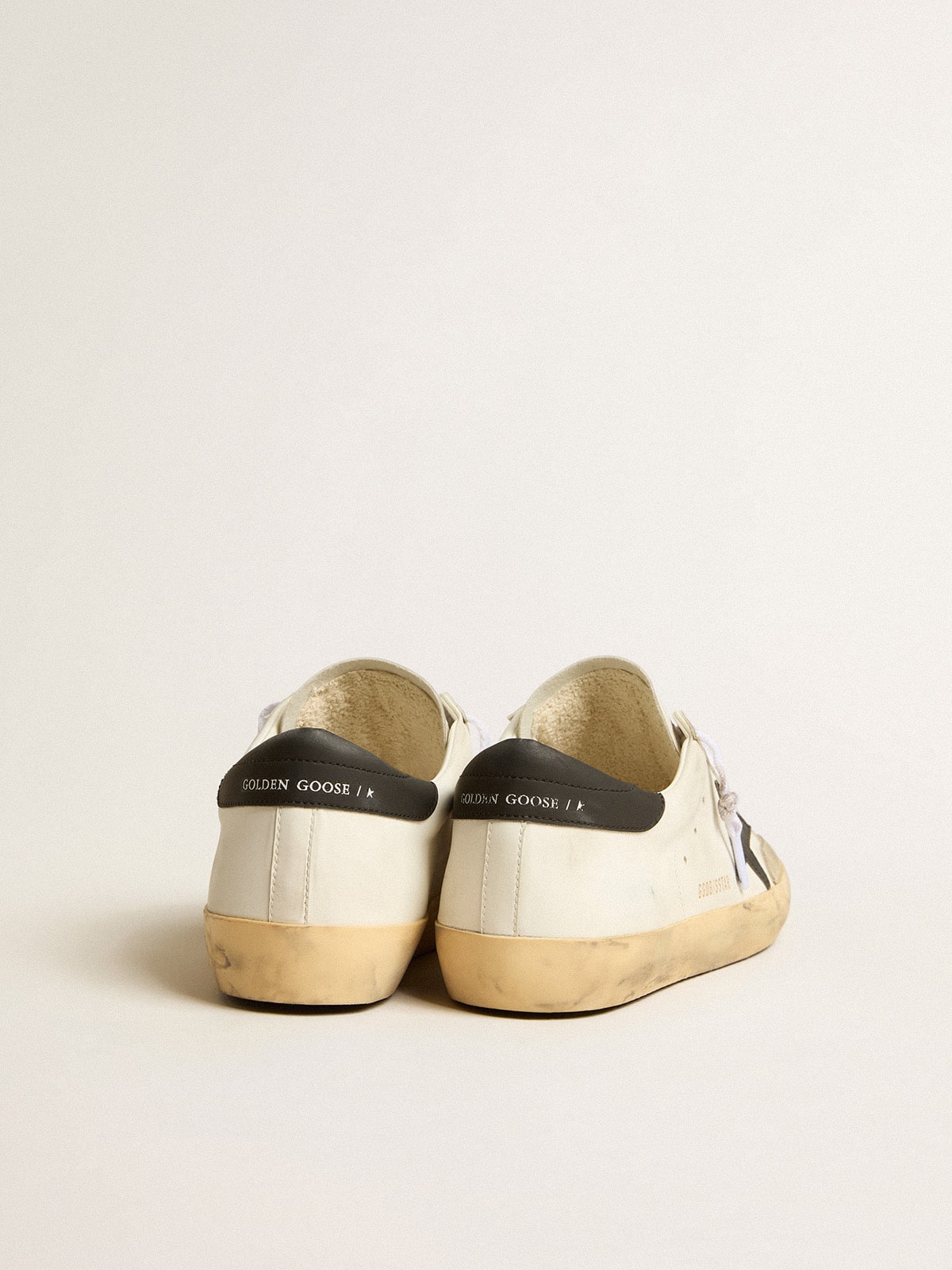 Golden Goose - Super-Star de Hombre bio-based blancas con estrella negra y refuerzo del talón negro in 
