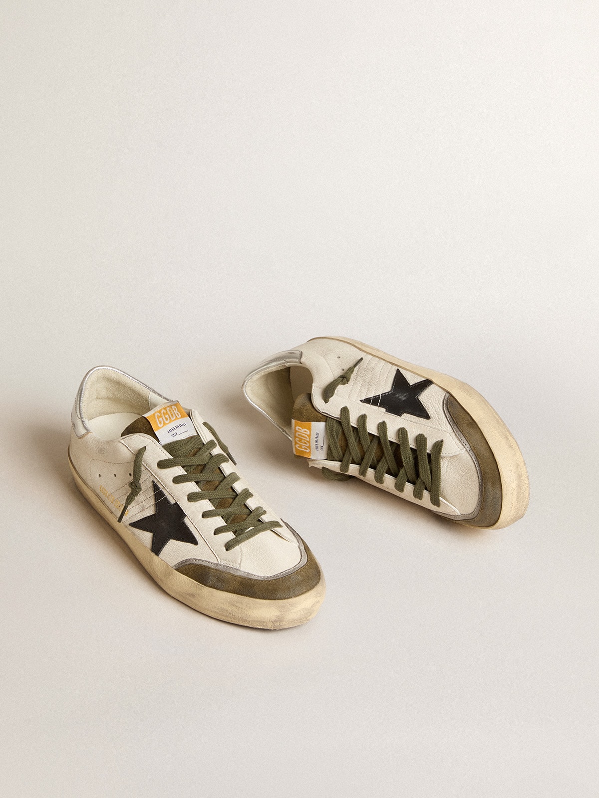 Golden Goose - Super-Star LTD en nappa avec étoile en cuir noir et contrefort argenté in 