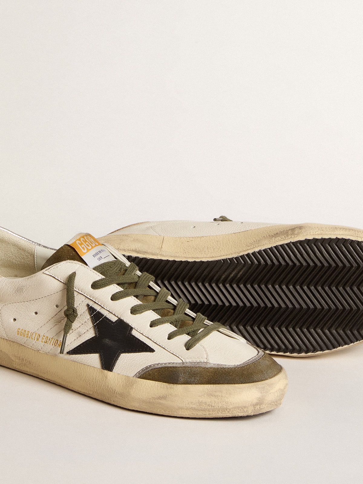 Golden Goose - Super-Star LTD en nappa avec étoile en cuir noir et contrefort argenté in 