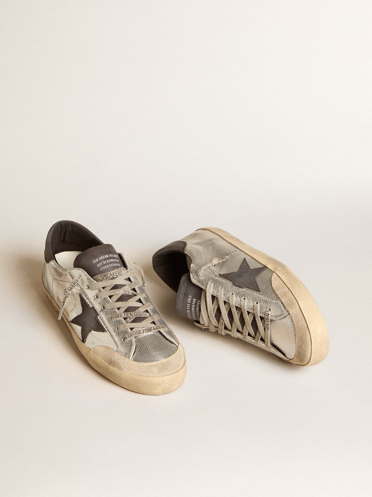 Super Star LTD plateadas con estrella y refuerzo del talon de nobuk negro Golden Goose